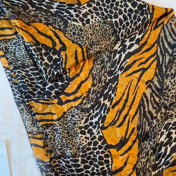 Scarf, black and orange print, 73 x 40 - Picture 4 of 4